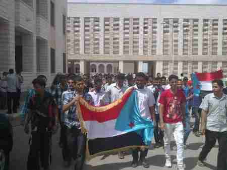 مسيرات للحراك الجنوبي في عددمن كليات جامعة عدن (صور )