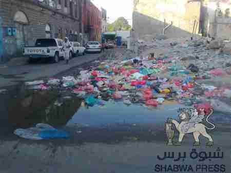سكان التواهي :المدينة تغرق بين مياه المجاري وأكوام القمامة (صور )