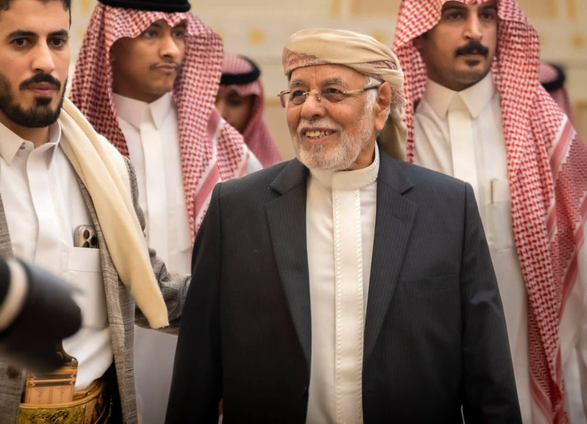 “علي محسن.. الرجل الذي حكم من الظل وترك اليمن مثقلاً بإرثه”